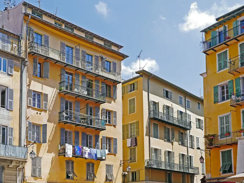 Façades ocre et volets du Vieux Nice